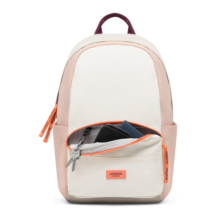 LARKSON Rucksack No 3 in Sand-Rosa mit orangefarbenen Reißverschlüssen, geöffnetes Vorderfach mit Schlüsseln und Geldbörsen