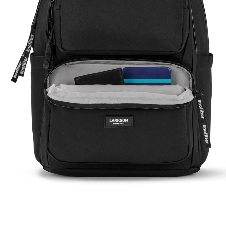 Schwarzer Rucksack 'Rucksack No 3 Advanced' von Larkson mit geöffnetem vorderem Fach, das eine schwarze Brieftasche und ein blaues Notizbuch zeigt