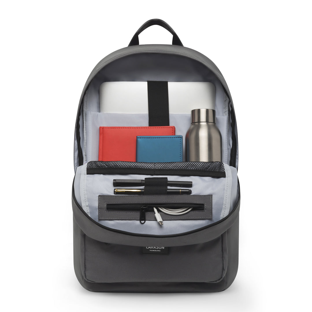 LARKSON Rucksack No 3 in Grau mit Laptop, mehrfarbigen Notizbüchern, Edelstahlflasche und Stifttasche
