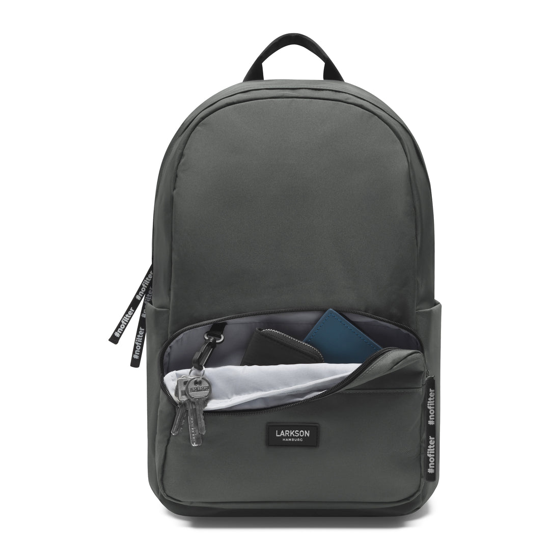 Schwarzer Rucksack Rucksack No 3 von LARKSON mit offenem Frontfach, Schlüsselanhänger und Dokumenten
