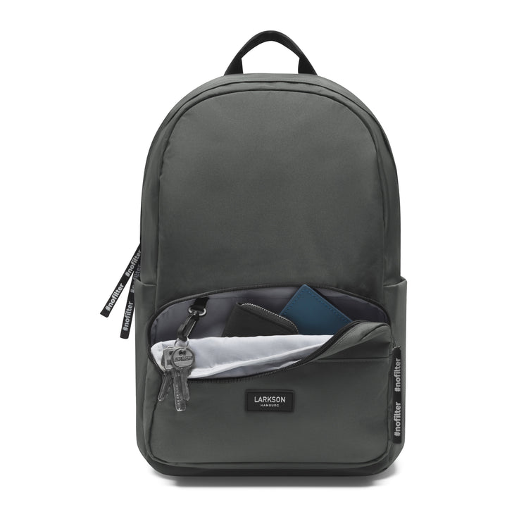 Schwarzer Rucksack Rucksack No 3 von LARKSON mit offenem Frontfach, Schlüsselanhänger und Dokumenten