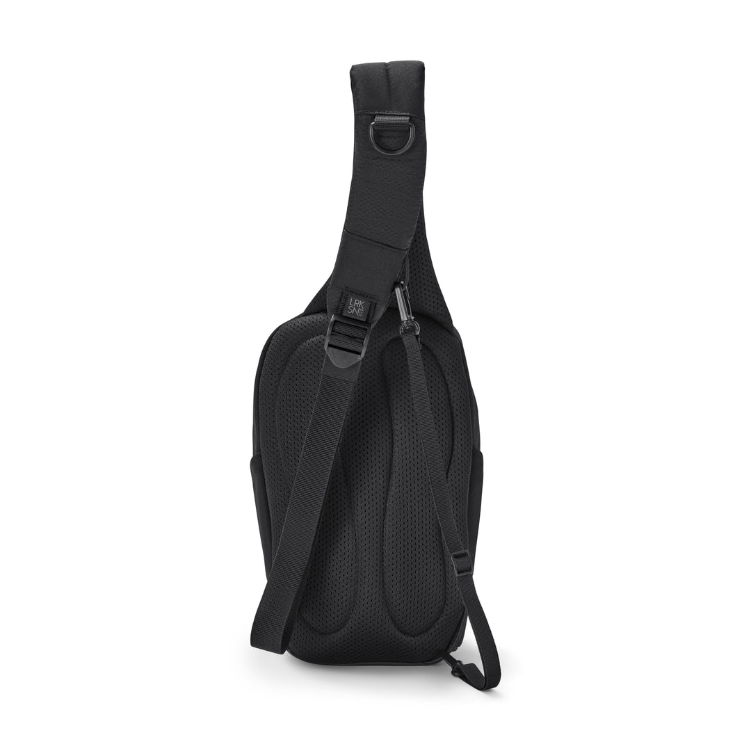 Schwarze Sling Bag Klint von LARKSON mit gepolstertem Rücken und verstellbarem Schulterriemen