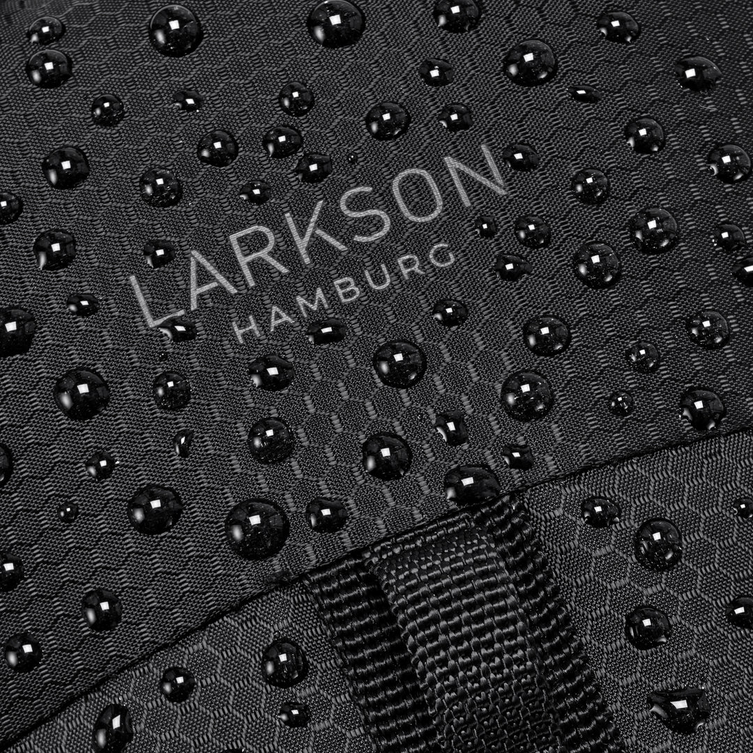 Schwarzes wasserabweisendes Material der LARKSON Sling Bag Klint mit Wassertropfen