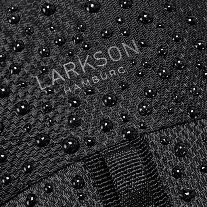 Schwarzes wasserabweisendes Material der LARKSON Sling Bag Klint mit Wassertropfen