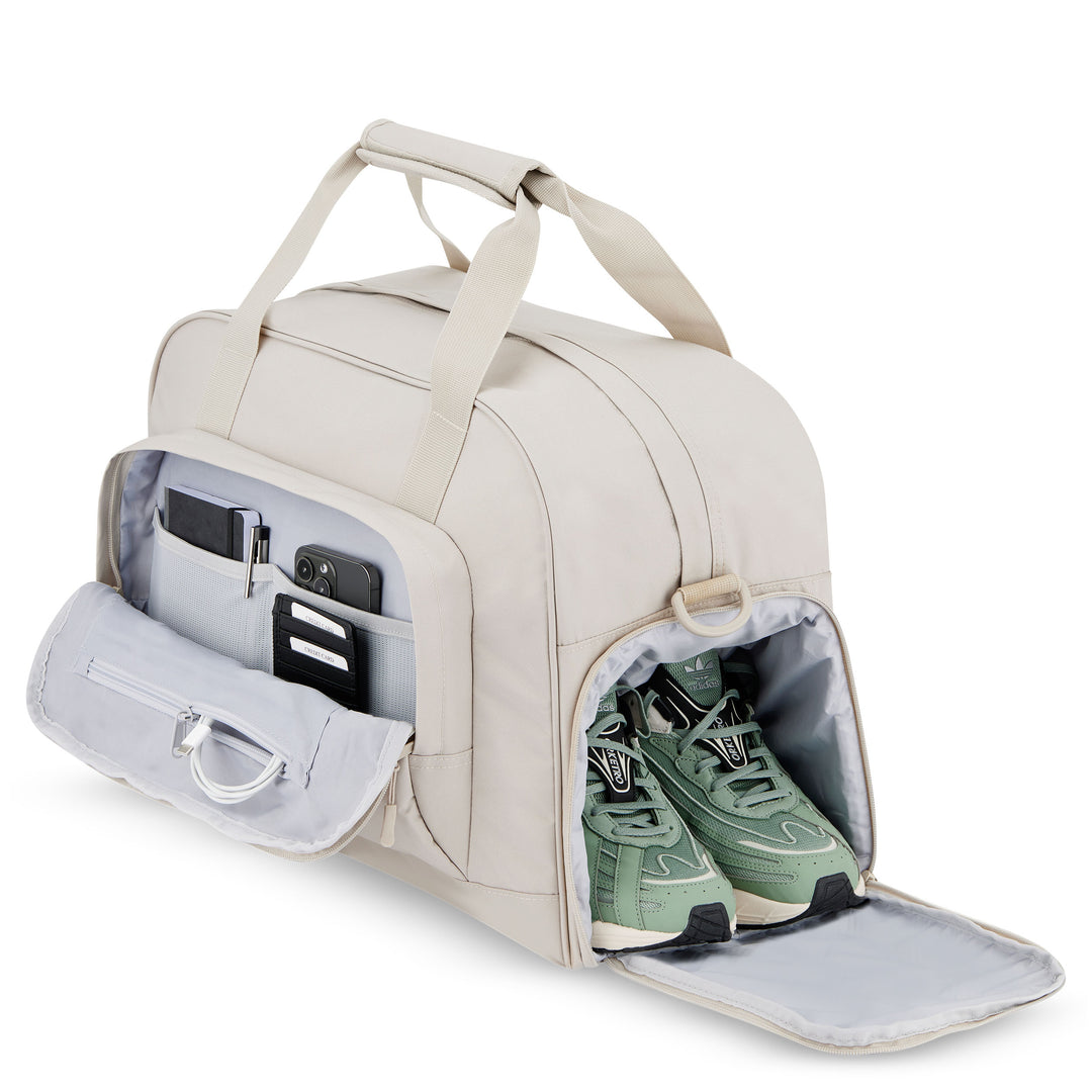 Beige Reisetasche Finja mit geöffnetem Schuhfach und Organizerfach mit Handy, Stift und Karten