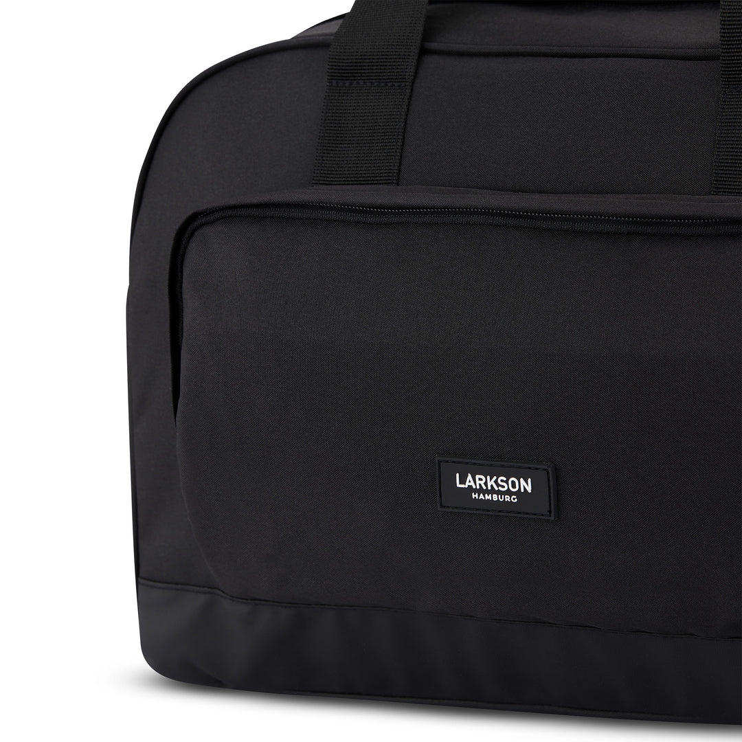 Schwarze Finja Reisetasche von Larkson mit Fronttasche und Tragegriffen