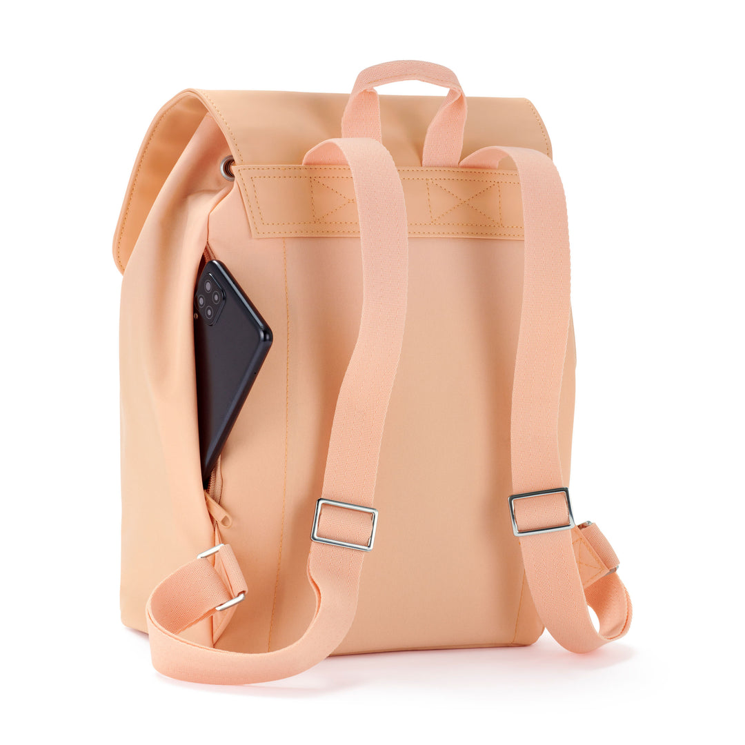Peachfarbener Damenrucksack Ida mit verstellbaren Trägern und einem schwarzen Smartphone seitlich steckend