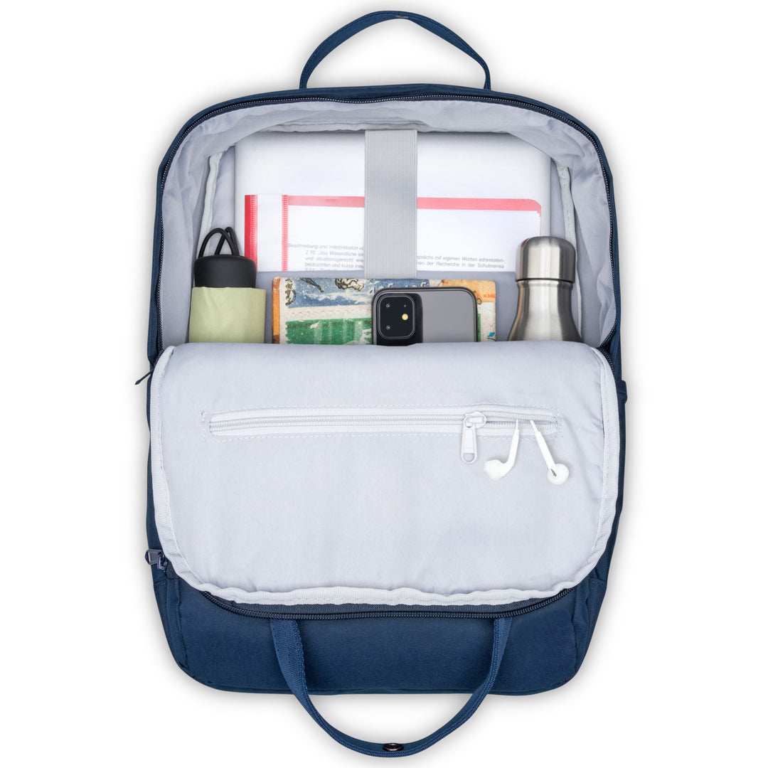 Dunkelblauer Tagesrucksack No 6 von LARKSON, geöffnet mit Laptop, Smartphone, Wasserflasche und weiteren Gegenständen