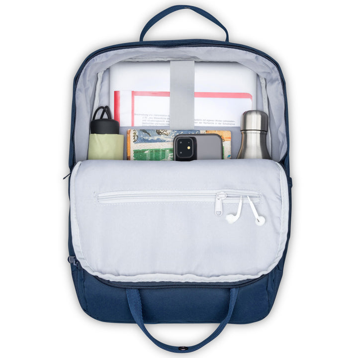 Dunkelblauer Tagesrucksack No 6 von LARKSON, geöffnet mit Laptop, Smartphone, Wasserflasche und weiteren Gegenständen
