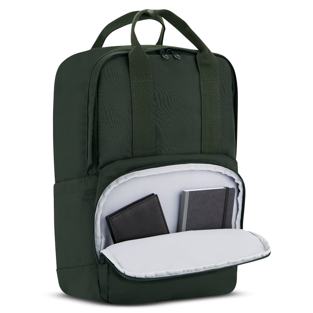 Dunkelgrüner LARKSON Rucksack No 6 mit offenem Frontfach und zwei schwarzen Notizbüchern