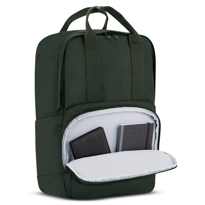 Dunkelgrüner LARKSON Rucksack No 6 mit offenem Frontfach und zwei schwarzen Notizbüchern