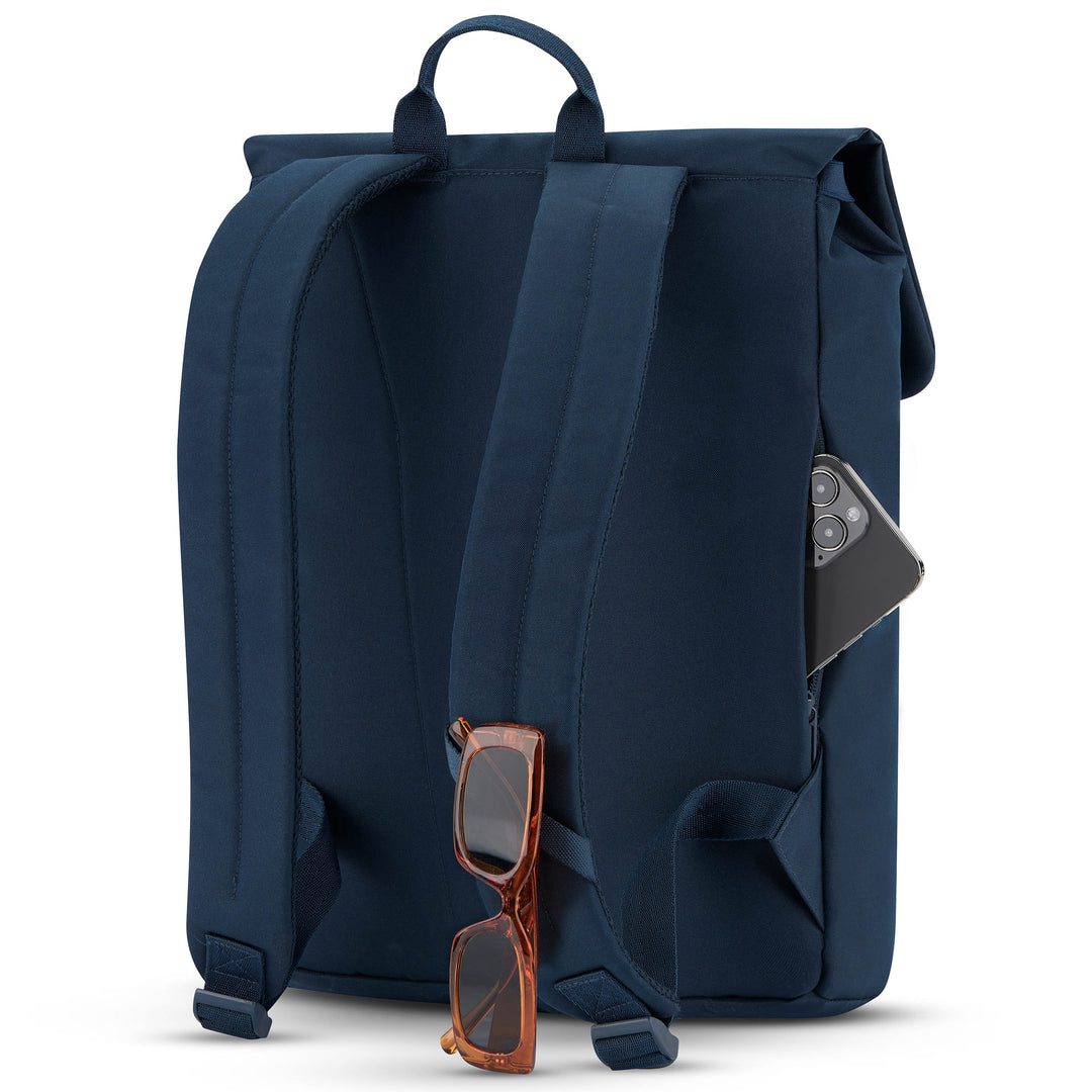 Dunkelblauer Tagesrucksack Ronja mit gepolsterten Trägern, seitlicher Tasche mit Smartphone und Sonnenbrille am Riemen