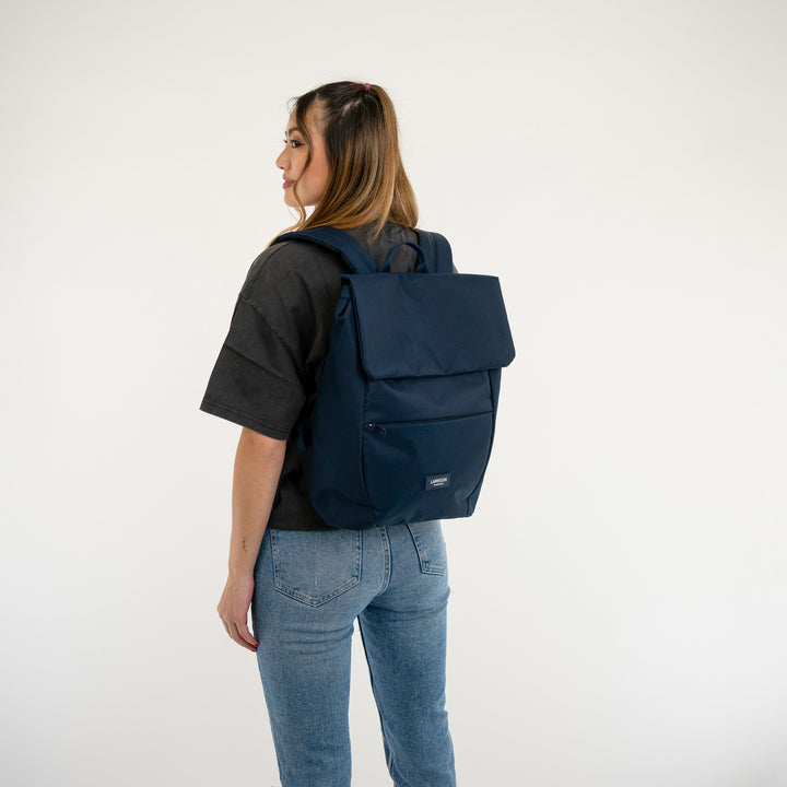 Frau trägt blauen LARKSON Rucksack Ronja mit Klappe und Fronttasche