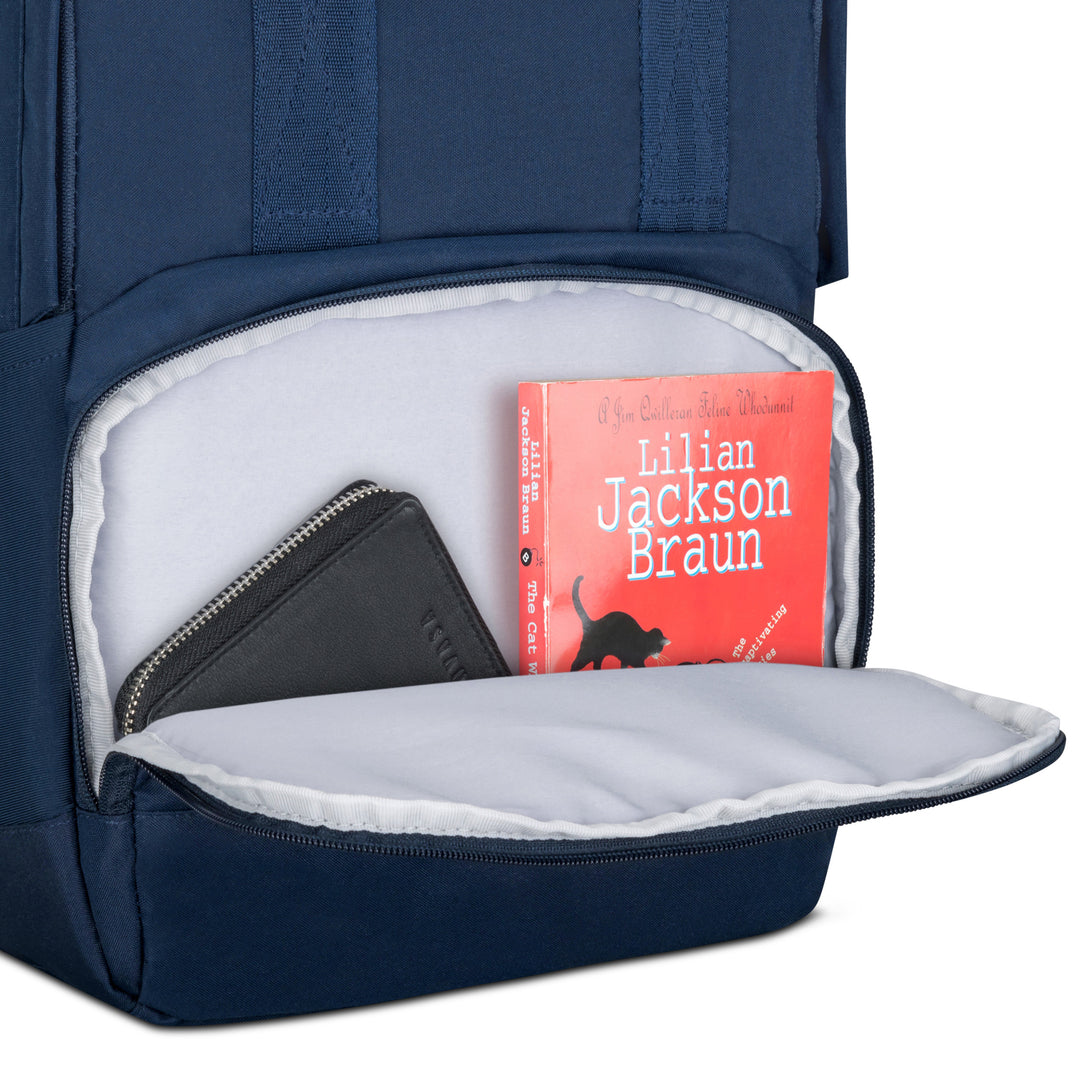 Dunkelblauer Rucksack Rucksack No 6 mit geöffnetem Fach, darin schwarzes Portemonnaie und Buch 'Lilian Jackson Braun'
