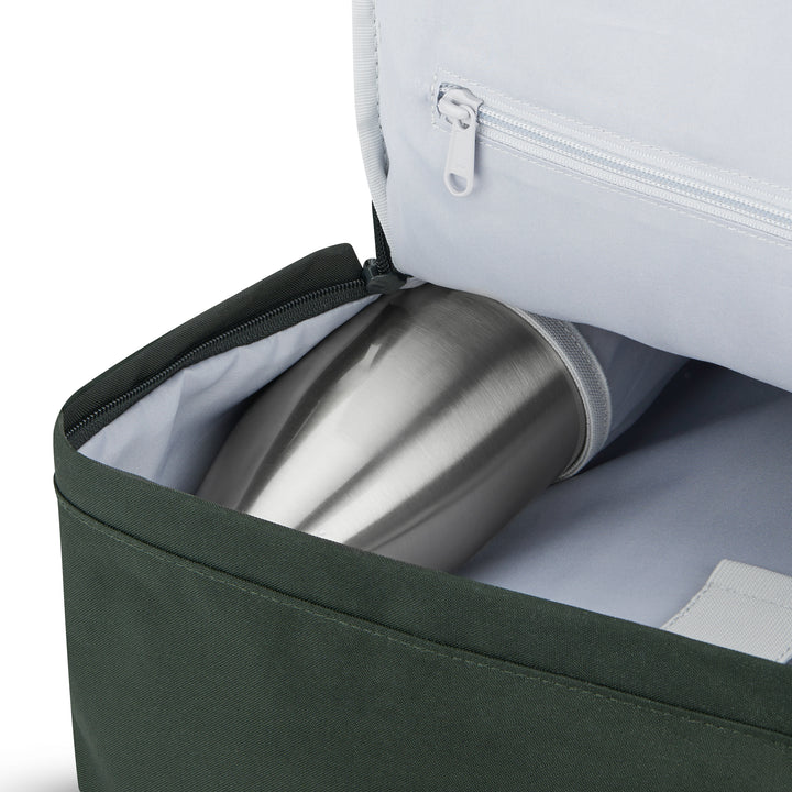 Innenfach eines grünen Rucksacks No 6 mit isoliertem Edelstahlbehälter