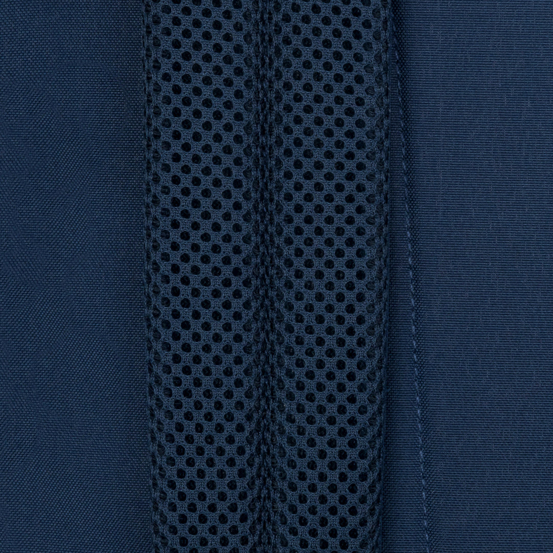 Nahaufnahme des blauen atmungsaktiven Netzrückenpolsters vom Rucksack No 6