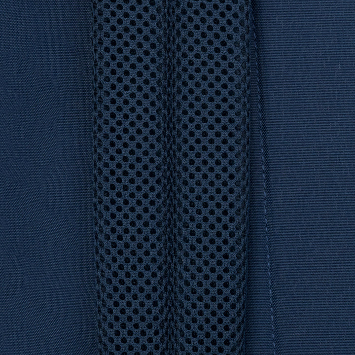 Nahaufnahme des blauen atmungsaktiven Netzrückenpolsters vom Rucksack No 6