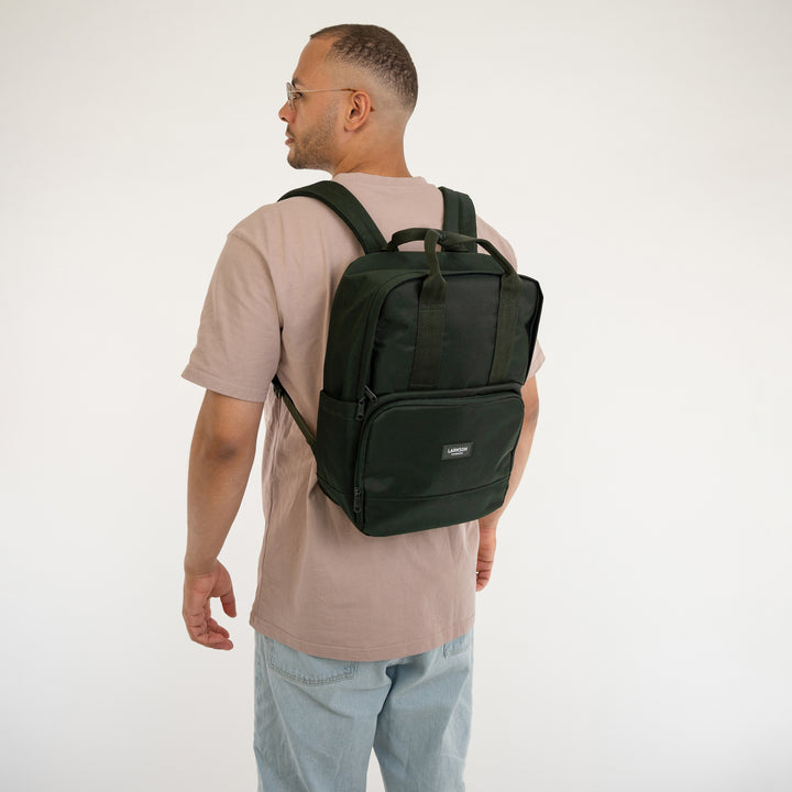 Mann trägt schwarzen LARKSON Rucksack No 6 mit praktischen Außentaschen