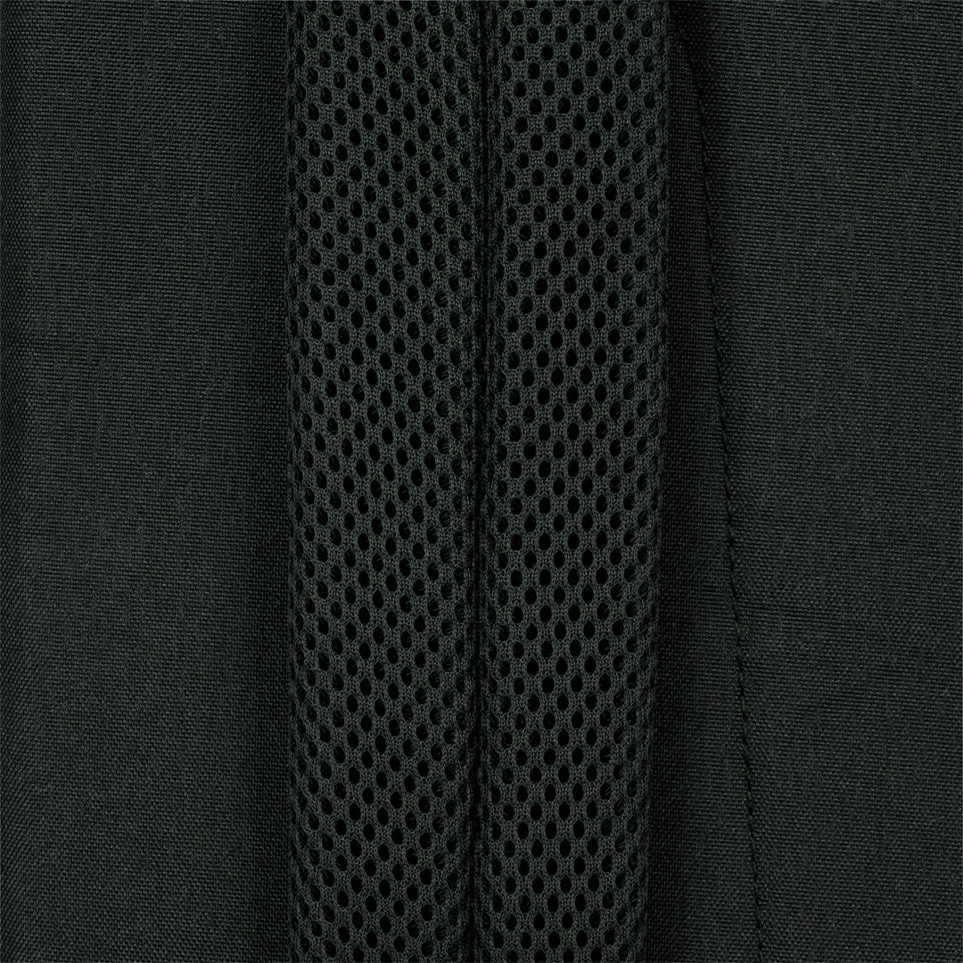 Nahaufnahme von schwarzem atmungsaktivem Netzstoff und Textil auf Rucksack No 6
