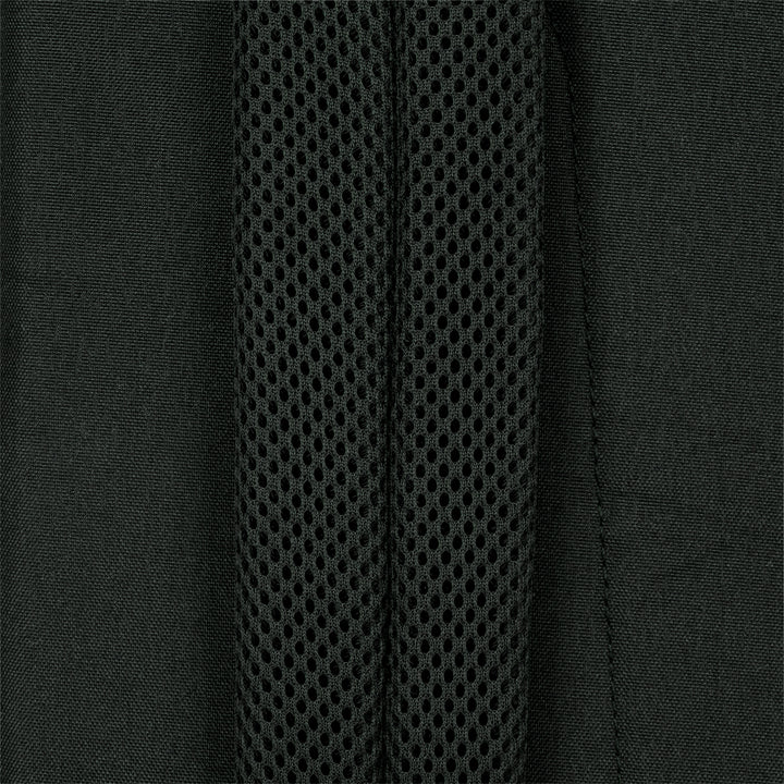 Nahaufnahme von schwarzem atmungsaktivem Netzstoff und Textil auf Rucksack No 6