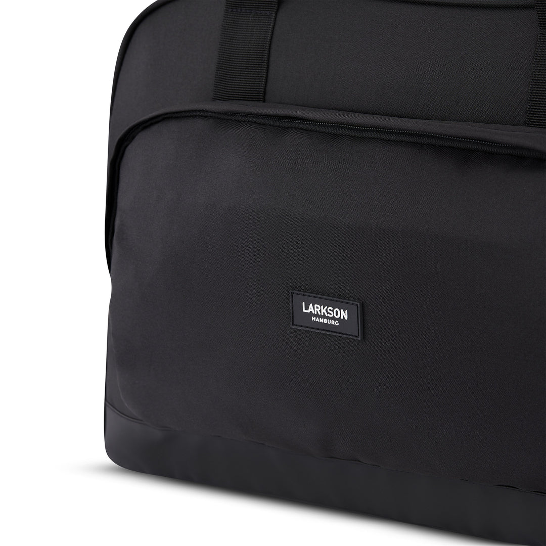 Schwarze Larkson Reisetasche Finja mit aufgesetzter Fronttasche und Logoetikett