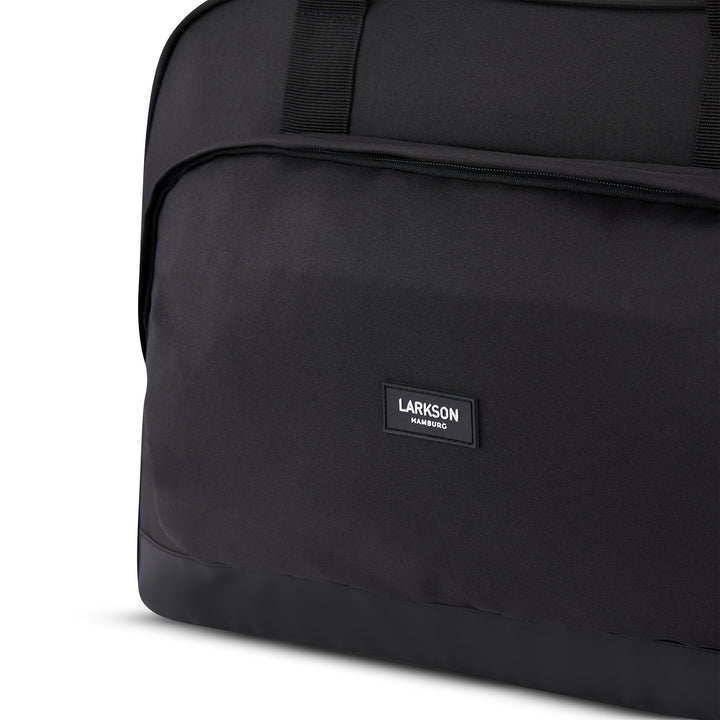 Schwarze Larkson Reisetasche Finja mit aufgesetzter Fronttasche und Logoetikett