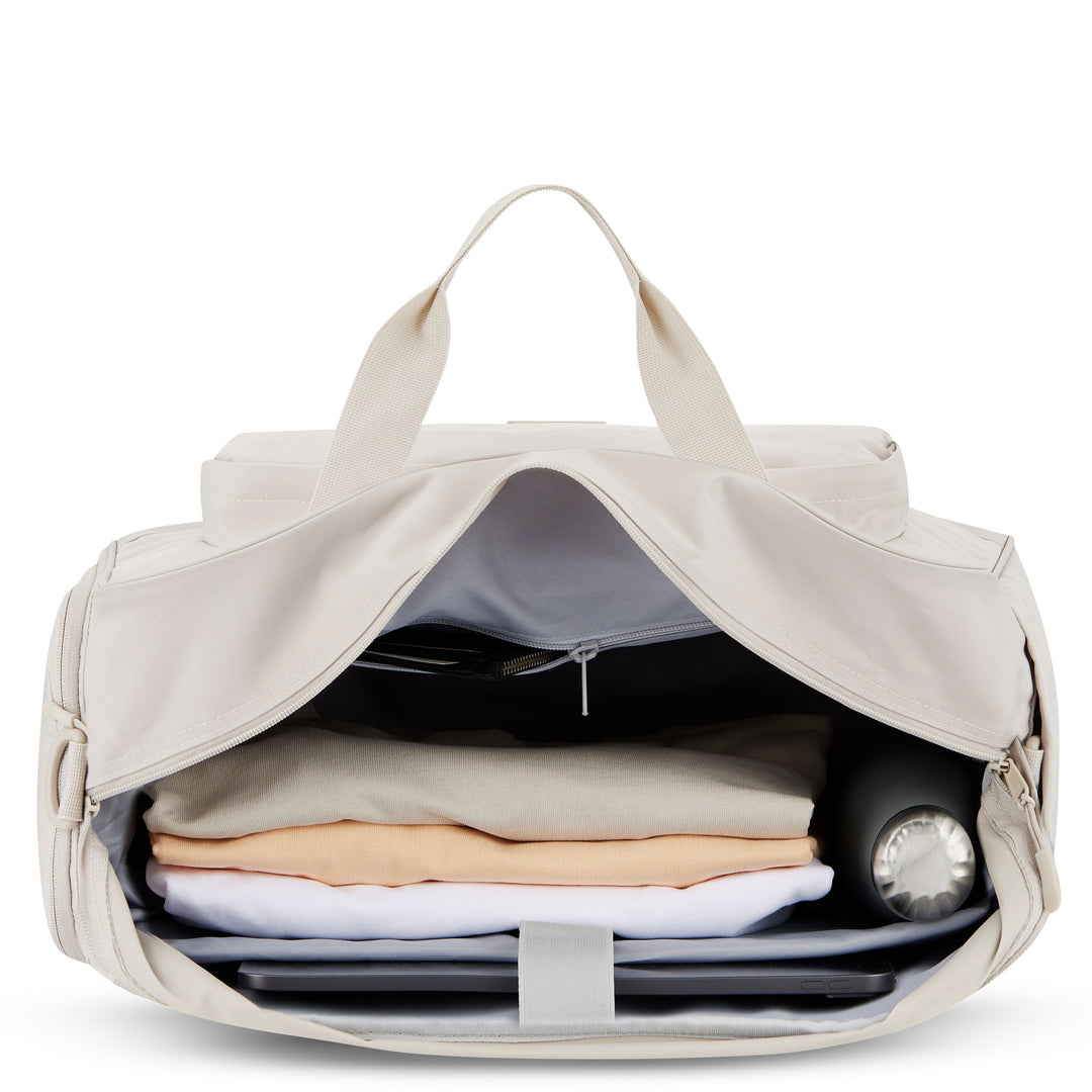 Beige Weekender Reisetasche Finja geöffnet mit Kleidung, Wasserflasche und Laptopfach
