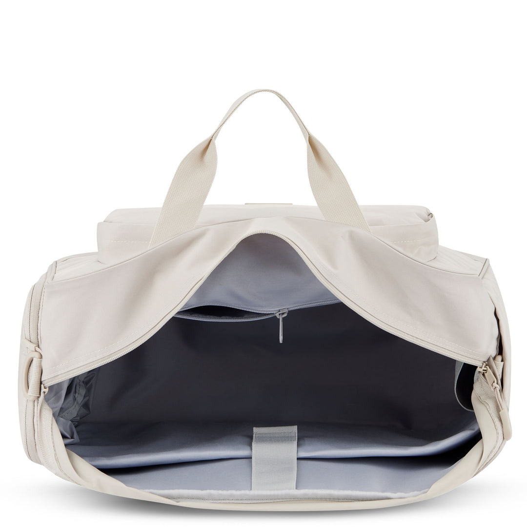 Beige Reisetasche Finja von LARKSON geöffnet, Innenfach mit Reißverschluss und Polsterung