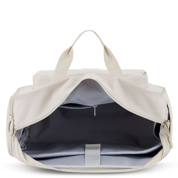 Beige Reisetasche Finja von LARKSON geöffnet, Innenfach mit Reißverschluss und Polsterung