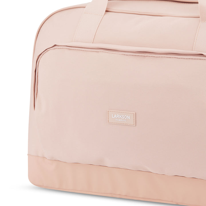Rosa Reisetasche Finja von Larkson mit Vorderfach und Logoaufnäher