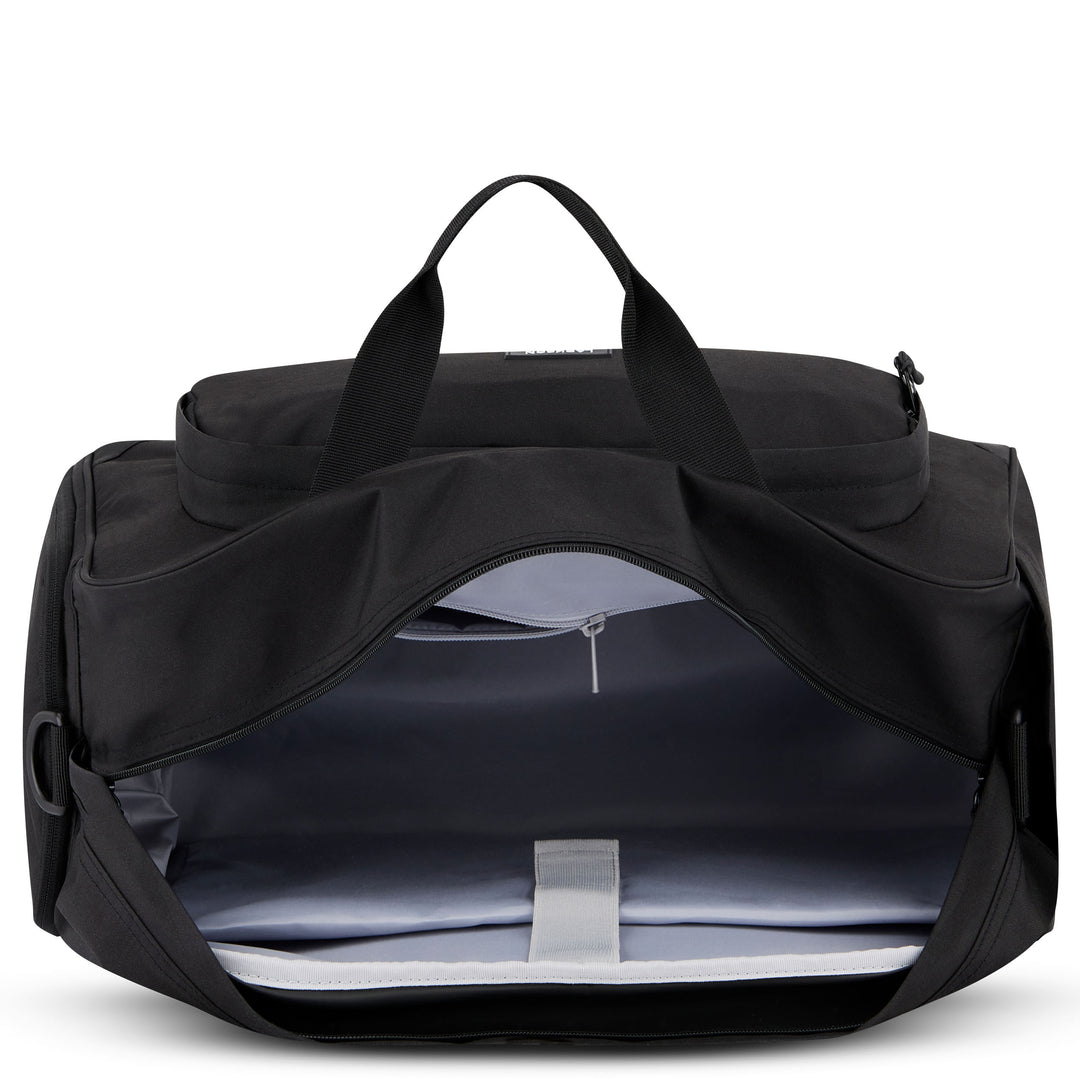 Schwarze Reisetasche Finja mit geöffnetem Hauptfach und Innenfach mit Reißverschluss