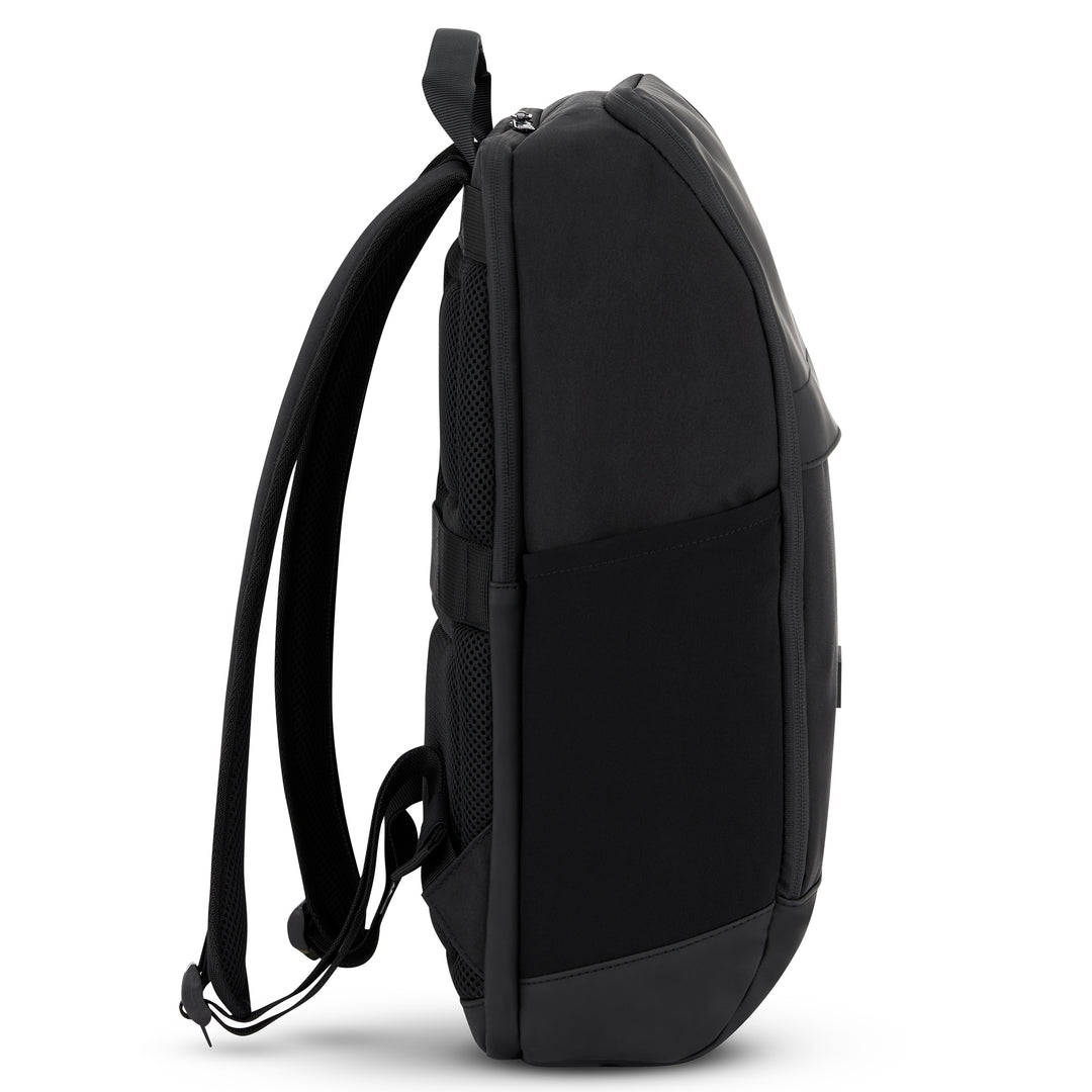 Schwarzer Business-Rucksack 'Niklas' von LARKSON, seitliche Ansicht mit geformten Schulterriemen