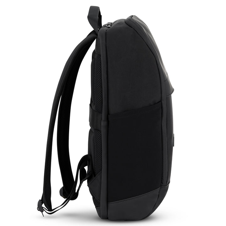 Schwarzer Business-Rucksack 'Niklas' von LARKSON, seitliche Ansicht mit geformten Schulterriemen