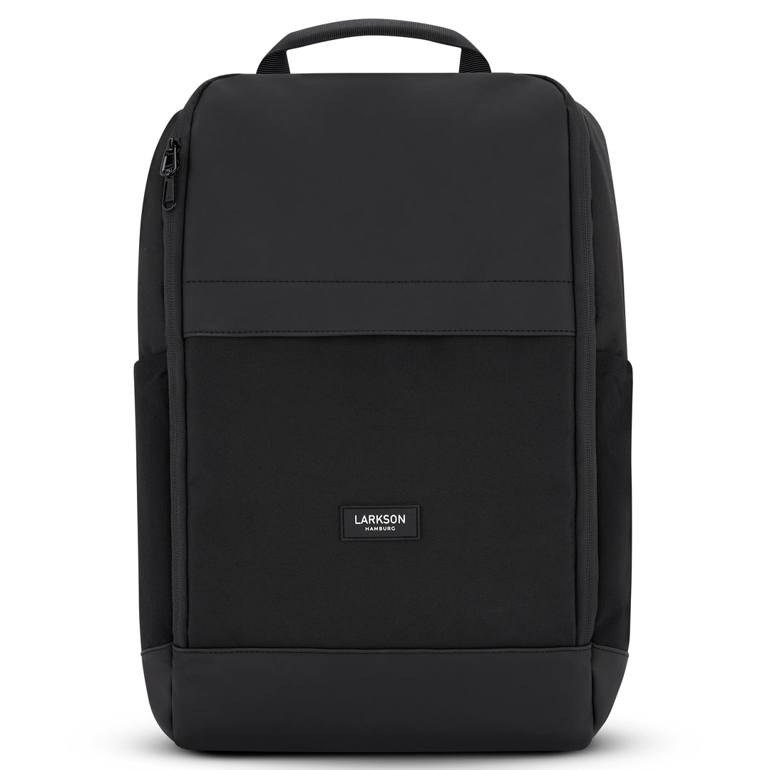 Schwarzer Business-Rucksack Niklas von LARKSON mit Laptopfach und Logo auf der Vorderseite