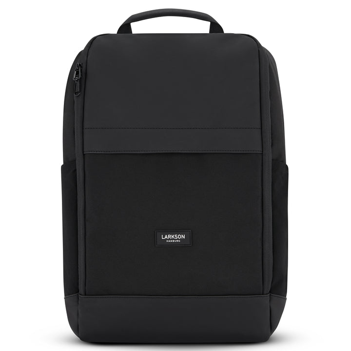 Schwarzer Business-Rucksack Niklas von LARKSON mit Laptopfach und Logo auf der Vorderseite
