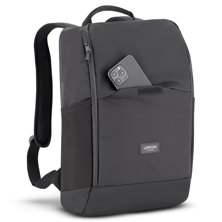 Grauer LARKSON Business-Rucksack Niklas mit aufgesetzter Fronttasche und Smartphone