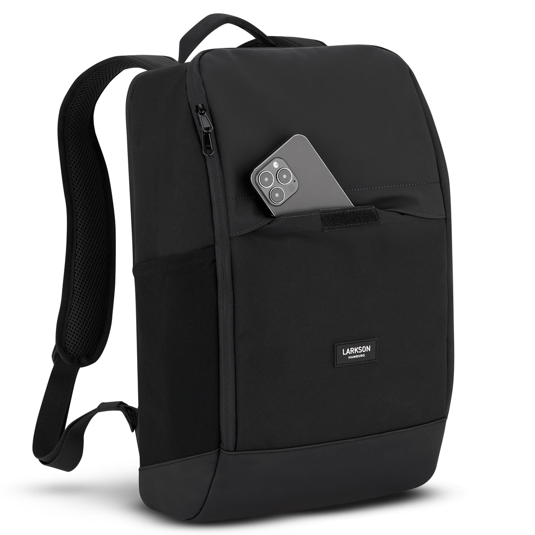 Schwarzer LARKSON Business-Rucksack Niklas mit Fronttasche, in der ein Smartphone steckt