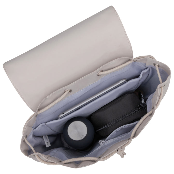 Beige Damenrucksack Ida von LARKSON mit geöffnetem Hauptfach, Innenfächern für Tablet, Flasche und Kosmetiktasche