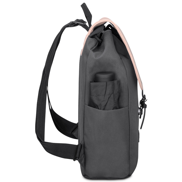 Seitenansicht des grauen Rucksack Ida mit rosa Akzent, mit seitlicher Außentasche und verstellbarem Schultergurt