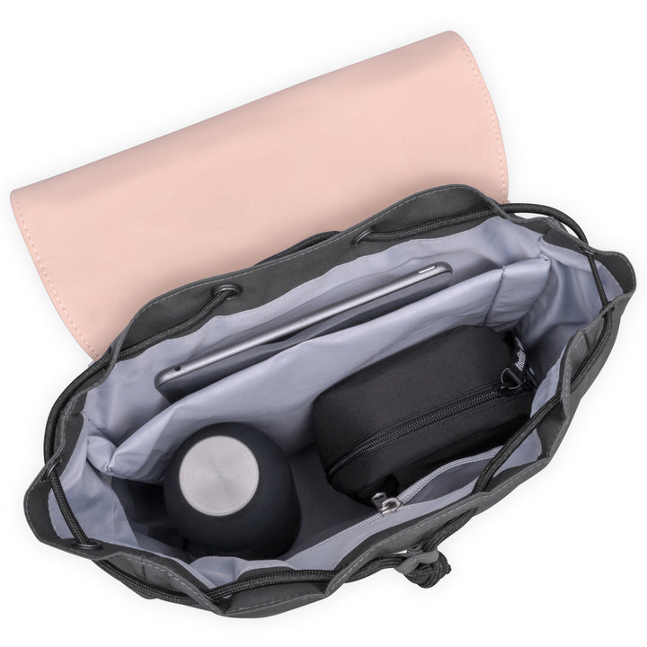 Offener grauer Damenrucksack Ida mit rosa Klappe, zeigt Innenfächer mit Wasserflasche, Etui und Tablet