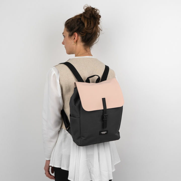 Frau mit Damenrucksack Ida von Larkson in Grau mit rosa Klappe, von hinten