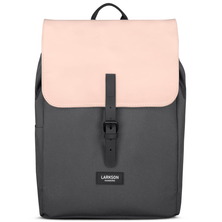 Rucksack Ida von LARKSON in grau mit rosa Klappe und schwarzem Schnallenverschluss