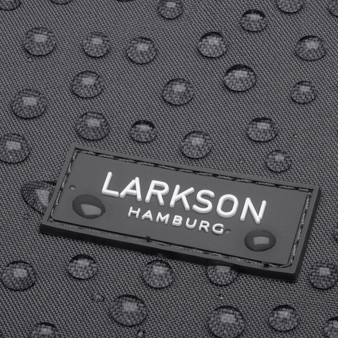 LARKSON Hamburg Markenlabel auf dunkelgrauem, wasserabweisendem Rucksackmaterial mit Wassertropfen