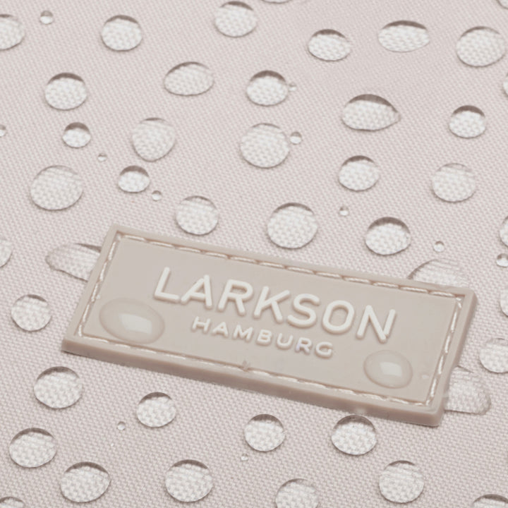 Wasserabweisendes Gewebe mit Logo 'LARKSON HAMBURG' auf Damenrucksack Ida in Sandfarbe