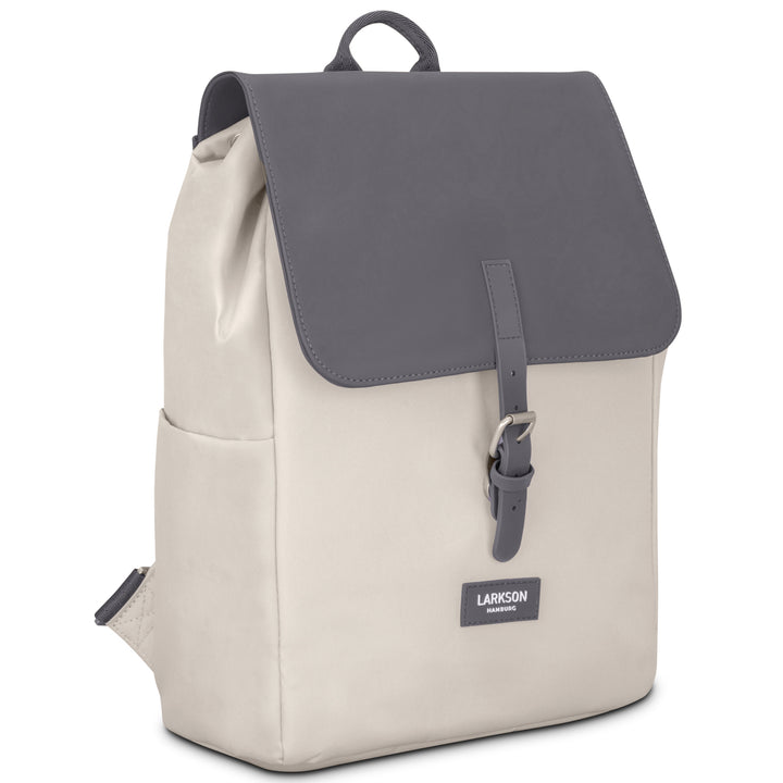 Damenrucksack 'Ida' von LARKSON in Sand mit grauem Klappdeckel und verstellbarem Riemen