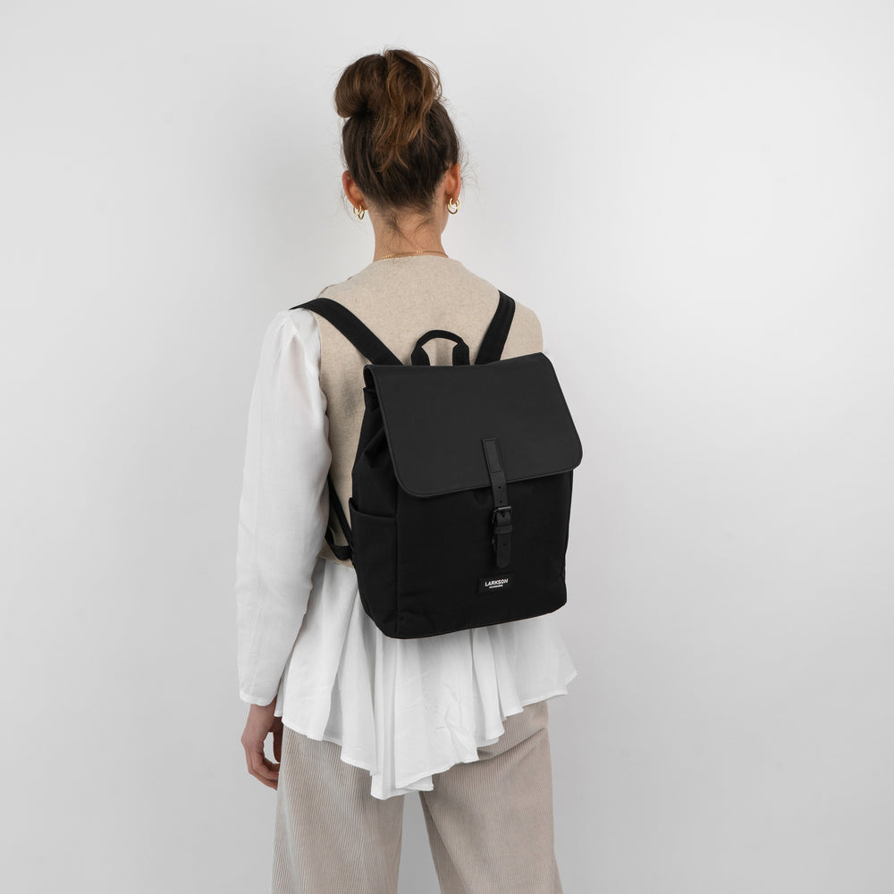 Schwarzer Damenrucksack Ida von LARKSON getragen von Frau von hinten