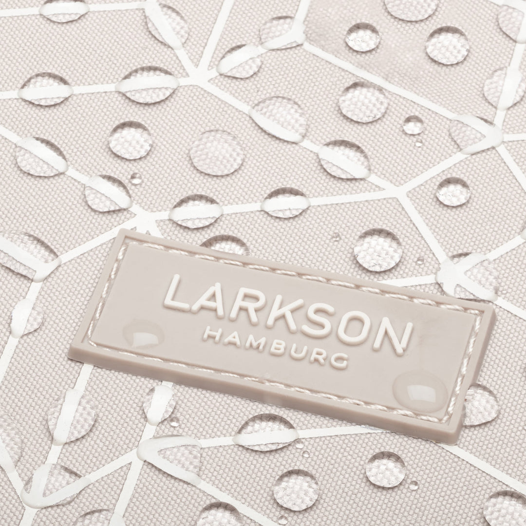 Nahaufnahme des wasserabweisenden Materials und Logos des LARKSON Rucksack Ida in beige mit Muster