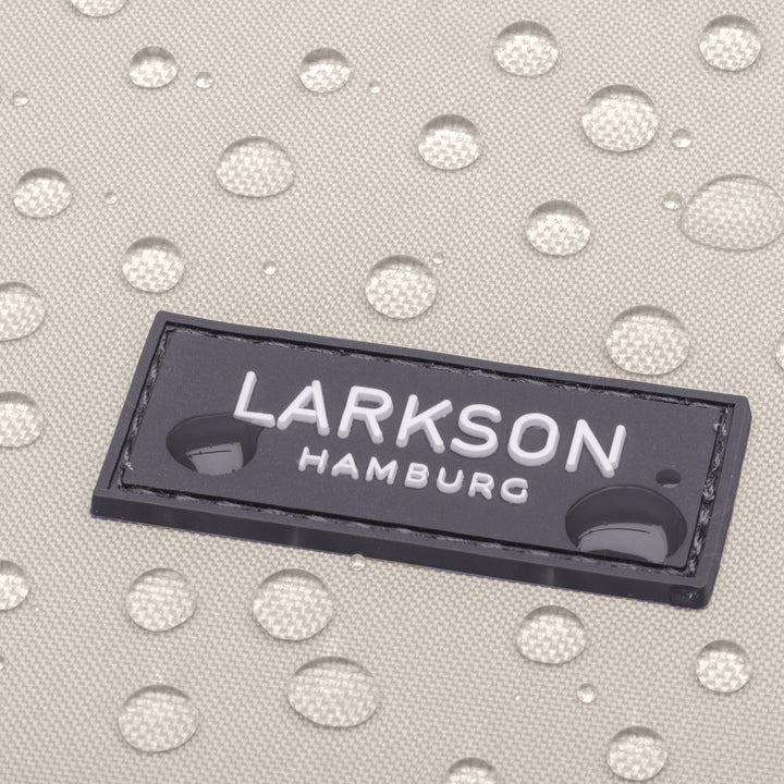 Nahe Aufnahme des wasserabweisenden Materials des Rucksack Ida in Beige-Grau mit Larkson Hamburg Logo
