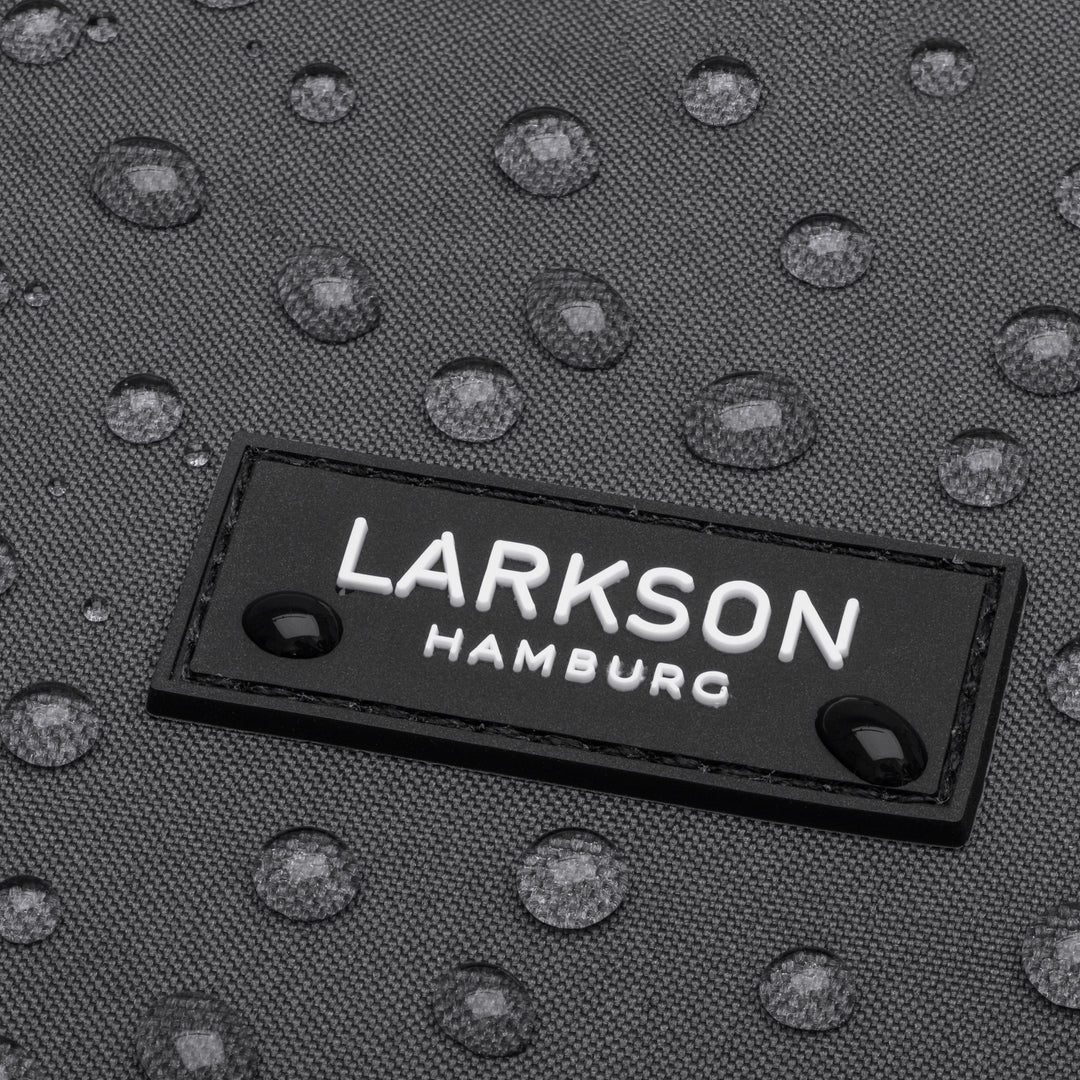 Wasserabweisendes graues Material mit schwarzem LARKSON Hamburg Logo auf Rucksack Ida