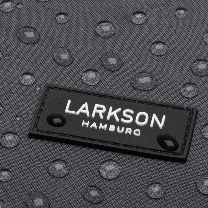 Wasserabweisendes graues Material mit schwarzem LARKSON Hamburg Logo auf Rucksack Ida